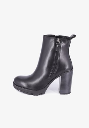Stivale alla caviglia in pelle nera con punta tonda, zip laterale e tacco a blocco texturizzato. Finitura liscia senza motivi o accenti visibili.