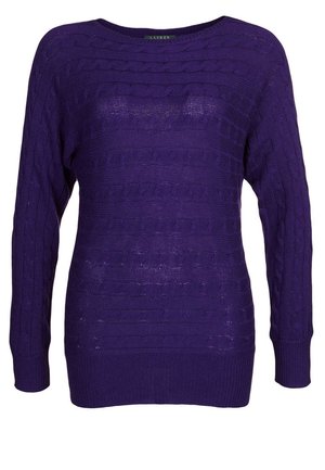 Pull violet en maille torsadée à manches longues avec col rond, poignets et ourlet côtelés, présentant un motif en tricot texturé sur toute la surface.