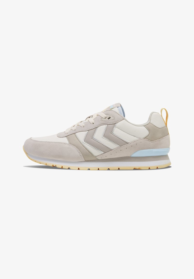 Hellbeige Sportschuh aus Wildleder und Mesh-Materialien, mit zweifarbigen Akzenten, einer gepolsterten Sohle und einer Zuglasche an der Ferse.