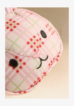 Weiche rosa kariertes Stoffkappe mit gestickten schwarzen Augen, pinker Nase und lächelndem Mund, die einem niedlichen Tiergesicht ähneln.