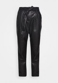 Pantalones de cuero negro de cintura alta, con un cinturón atado, pliegues y piernas ajustadas. Textura suave con un acabado brillante.