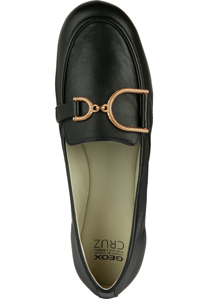 Mocassino in pelle nera con punta arrotondata, caratterizzato da un accento a catena in tono oro sulla parte anteriore e una fodera interna liscia.