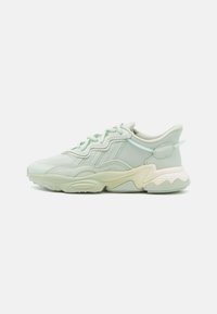 adidas Originals OZWEEGO - Sneakers basse - linen green/off white