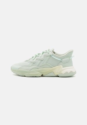 adidas Originals OZWEEGO - Zapatillas - linen green/off white