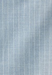 Hellblaues Gewebe mit vertikalen weißen Streifen. Die Textur ist glatt und gewebt, mit einem subtilen Glanz. Robuste Konstruktion, geeignet für Bekleidung oder Polsterung.