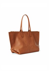 Brązowa skórzana torba typu tote o teksturowanym wykończeniu, z dwoma uchwytami i zamkiem błyskawicznym. Przestronny design z minimalistycznymi akcentami.