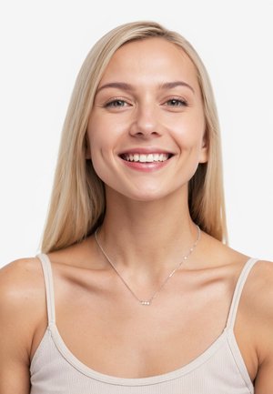 Collana in argento con tre piccole pietre bianche, indossata da una persona con lunghi capelli biondi, in una blusa leggera e aderente. Design semplice ed elegante.