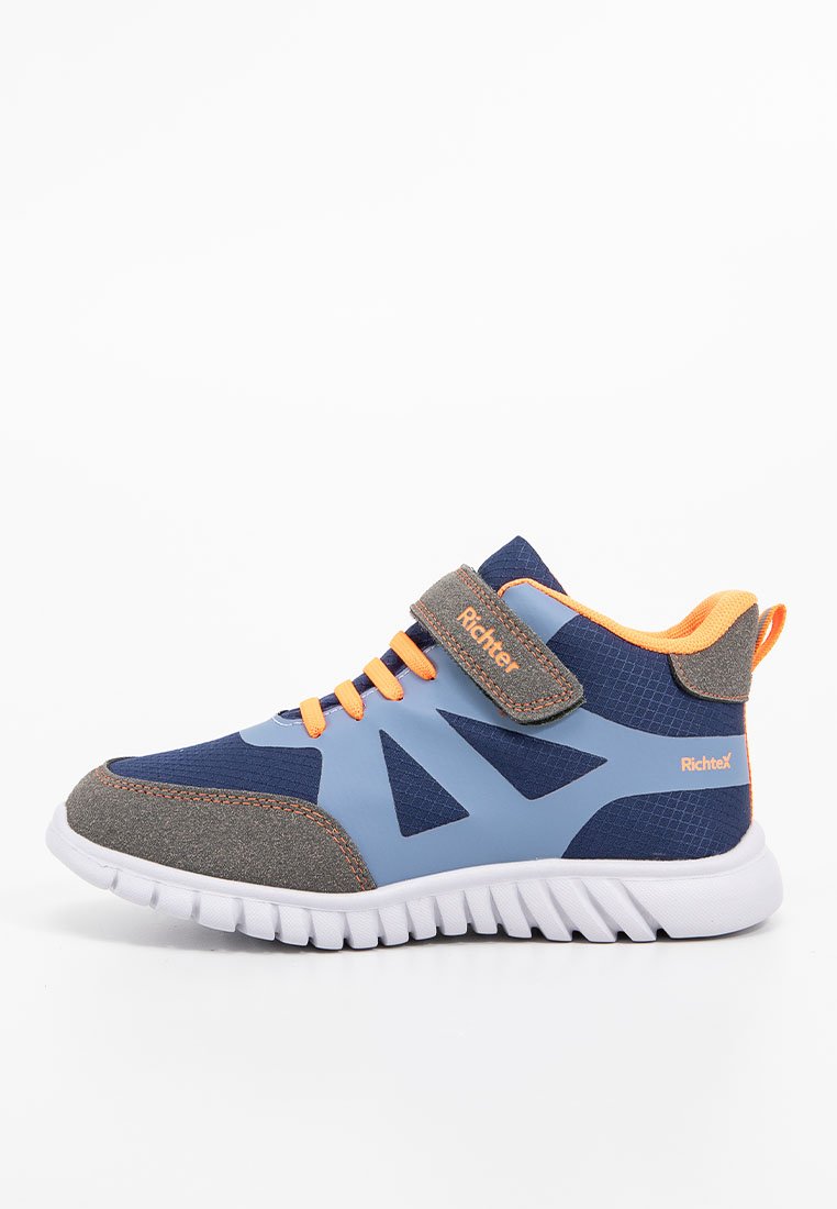 Blaue und graue Sportschuhe mit Gummisohle, die orangefarbene Akzente, einen Klettverschluss und ein Obermaterial aus Mesh für atmungsaktive Eigenschaften aufweisen.