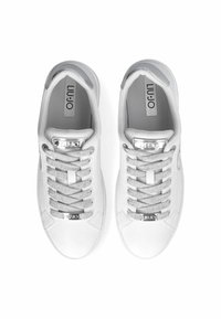 Sneaker bianche con una finitura in pelle liscia, dettagli in pizzo grigio, punta arrotondata e marchio metallico sulla linguetta. Fodera interna testurizzata.