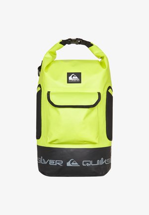 Mochila impermeable amarilla con acentos negros, cierre superior enrollable, bolsillo frontal y logo de Quiksilver en la parte inferior. Diseño duradero y funcional.