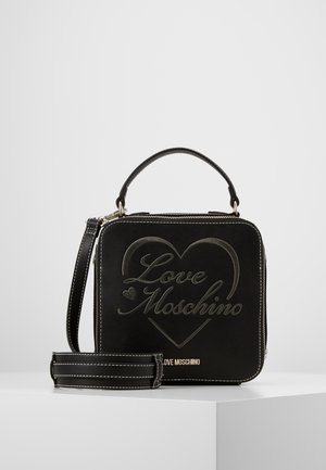 Czarna kwadratowa torebka z górnym uchwytem, odpinanym paskiem na ramię oraz "Love Moschino" wytłoczonym wewnątrz serca z przodu.