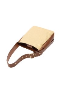 Brązowa skórzana torba na ramię z plecionym przodem ze słomy. Posiada prostokątny kształt, regulowany pasek oraz złote akcenty.