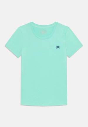 Mentazöld, rövid ujjú, kerek nyakú póló, a bal mellen egy kis sötétkék FILA logóval.