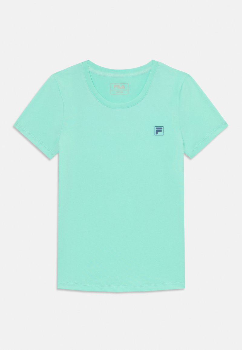 Ματ πράσινη μπλούζα κοντομάνικη με στρογγυλή λαιμόκοψη, με ένα μικρό σκούρο μπλε λογότυπο FILA στο αριστερό στήθος.