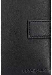 Czarna skórzana powierzchnia z teksturowanym wykończeniem. Zawiera zszyty prostokątny kawałek oraz wytłoczone napisy "PROCHNIK" na dole.