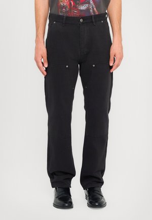 Schwarze Cargo-Hosen mit geradem Schnitt, ausgestattet mit Seitentaschen und silbernen Akzenten. Hergestellt aus strapazierfähigem Stoff mit glatter Textur.