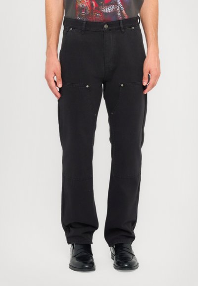 Pantalon cargo noir avec une coupe droite, doté de poches latérales et d'accents en métal argenté. Fabriqué en tissu durable avec une texture lisse.