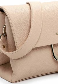 Borsa a tracolla in pelle beige testurizzata con ampia cinghia, chiusura a pattina e dettaglio con fermaglio in metallo argento su sfondo bianco.