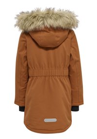Parka isolée marron avec une capuche doublée de fausse fourrure, taille élastique et accents de poignet noirs. Présente un ourlet arrondi et une étiquette de marque.