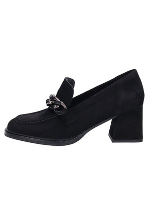Mocassin pour femme en daim noir avec talon bloc et détail de chaîne argentée sur le dessus.