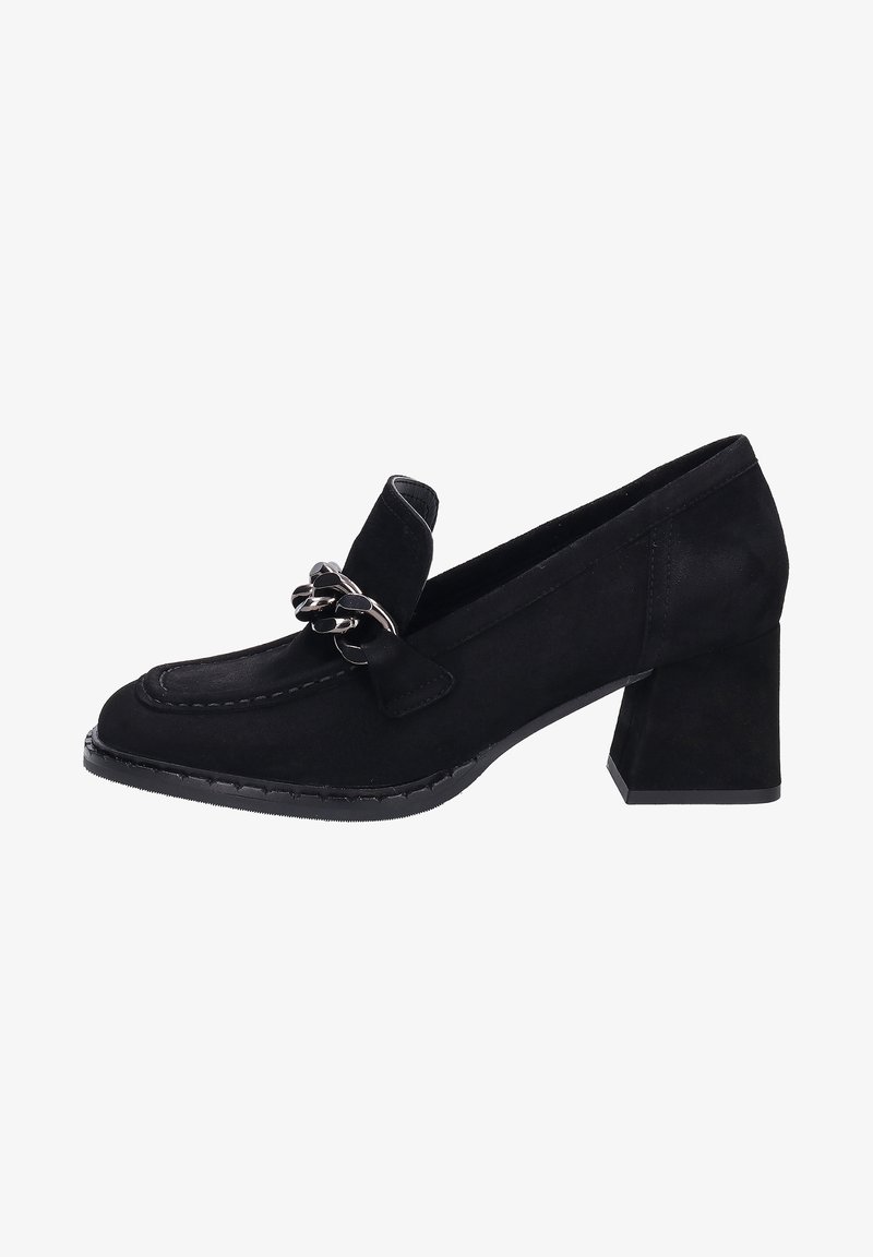 Mocassin pour femme en daim noir avec talon bloc et détail de chaîne argentée sur le dessus.