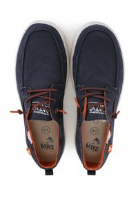 Baskets en toile navy avec des lacets orange. Bout rond, semelle blanche contrastante et marque à l'intérieur. Dispose d'une boucle au talon pour un enfilage facile.