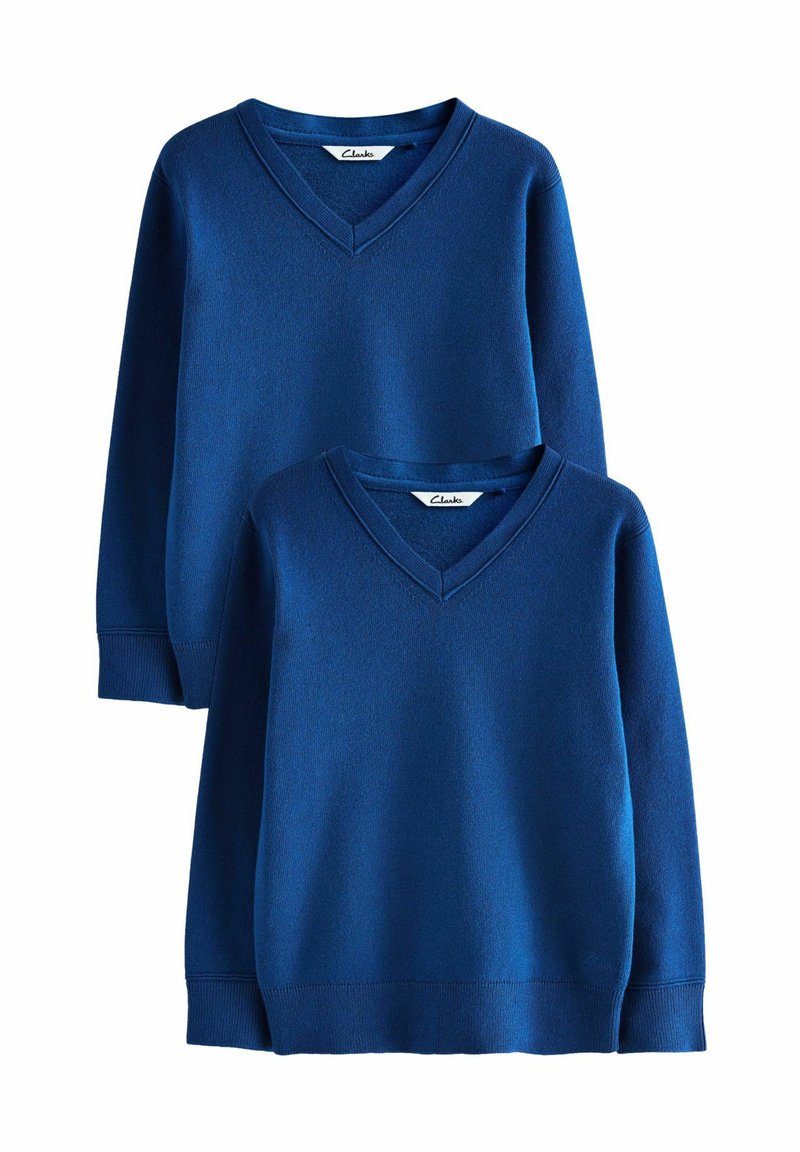 Due maglioni blu a V impilati, realizzati in tessuto a maglia, con maniche lunghe, polsini e orli a coste; etichettati "Clarks" all'interno del colletto.