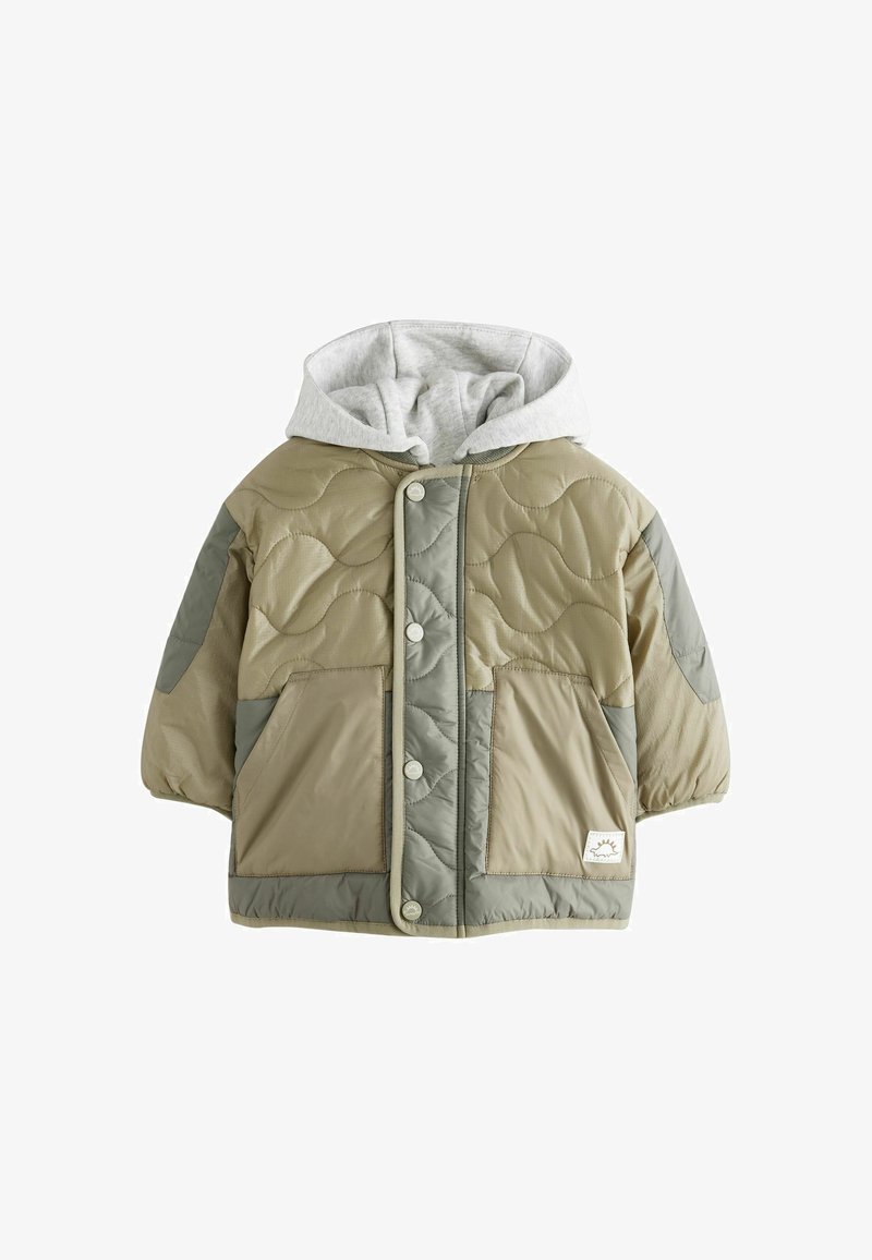 Giacca trapuntata per bambino in tonalità beige e verde con bottoni a pressione, polsini elastici, tasche frontali e fodera grigia con cappuccio.