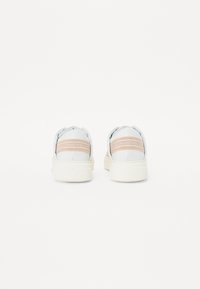 Baskets blanches à plateforme avec un dessus en cuir bleu clair et des accents beiges. Présentent des sangles de marque au talon et une finition lisse et texturée.