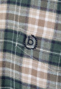 Koszula w kratę w odcieniach zieleni, brązu i bieli. Materiał to tkanina tkana z haftowanym logo w okrągłym wzorze na kieszeni.