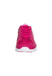 Scarpa sportiva rosa con tomaia in mesh, suola piatta bianca, punta rotonda e lacci. Presenta un logo discreto sul lato e pannelli testurizzati.