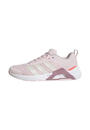 Hellrosa sportlicher Sneaker mit weißer Sohle, drei weißen Seitenstreifen und einem mauvefarbenen Stützdetail nahe der Ferse auf weißem Hintergrund.