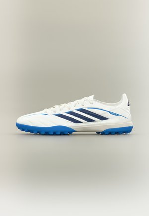 Άσπρο ποδοσφαιρικό παπούτσι Adidas Copa με μπλε σόλα και σκούρες μπλε τρεις ρίγες, εμφανισμένο σε προφίλ σε ουδέτερο φόντο.