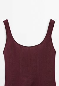Burgundy ilmanhihoinen mekko, jossa on pyöreä kaula-aukko, tiukka siluetti, tekstuurinen kangas ja pystysaumadetailit rakenteellisen ilmeen luomiseksi.