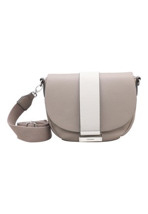 Petit sac bandoulière gris avec finition texturée, sangle verticale blanche sur le devant et bandoulière en tissu réglable avec boucle métallique.