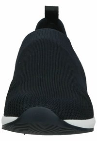 Schwarzer Slipper mit einem strukturierten Strickobermaterial, ausgestattet mit einer Zuglasche und einer weißen Sohle mit glatter Oberfläche.