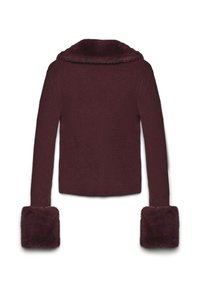 Burgunderfarbener Strickpullover mit einem weichen, pelzigen Kragen und plüschigen Bündchen, der eine gerippte Textur am gesamten Körper und an den Ärmeln aufweist.