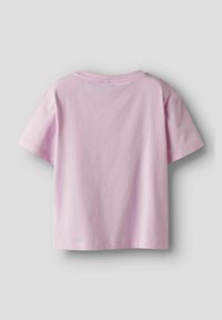 Camiseta de algodón de color rosa claro con mangas cortas, un escote redondo y una textura suave. Sin patrones visibles ni detalles de metal.