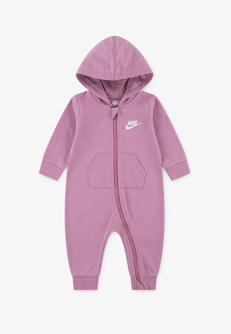 Salopetă roz cu fermoar, glugă, mâneci lungi și buzunare frontale. Prezintă un logo Nike alb pe piept și o textură moale de bumbac.