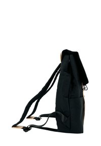 Mochila negra de tela con correas ajustables, diseño de parte superior enrollable y un acento de cuero. Textura suave y bolsillos laterales para almacenamiento.