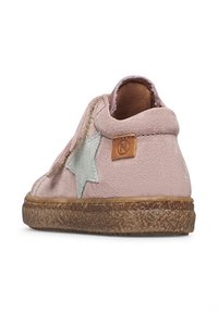 Scarpa in pelle scamosciata rosa con accento a stella azzurro, texture morbida, forma tondeggiante e suola marrone screziata. Presenta una piccola etichetta logo in pelle.