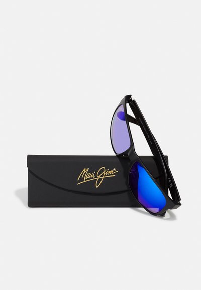 Maui Jim solbriller med sorte stel, lila gradient linser og et elegant design, der hviler på et sort etui med guld branding.