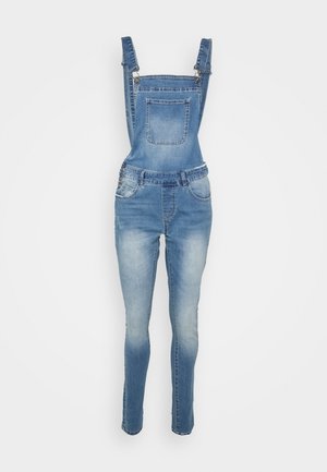 Blaue Jeans-Latzhose mit verstellbaren Schultergurten und einer vorderen Brusttasche, dargestellt auf weißem Hintergrund.