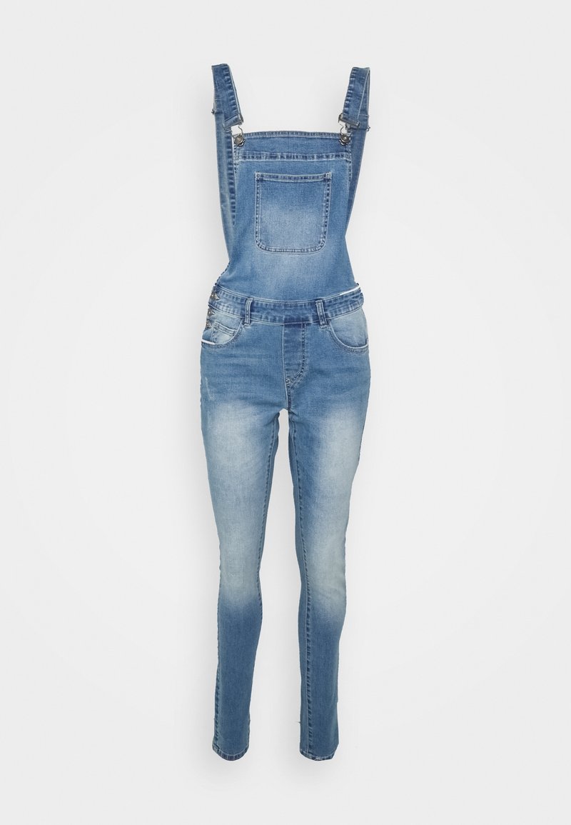 Salopette ajustée en denim bleu avec bretelles réglables et une poche poitrine avant, présentée sur un fond blanc uni.