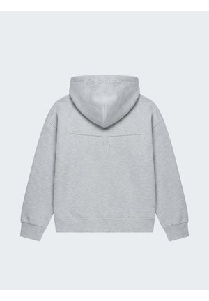Sudadera con capucha de color gris claro mostrada desde atrás, con un logo en relieve sutil en la capucha y un detalle en forma de V cosido debajo del escote.