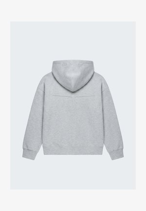 Sudadera con capucha de color gris claro mostrada desde atrás, con un logo en relieve sutil en la capucha y un detalle en forma de V cosido debajo del escote.