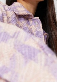 Lavendelfarbenes und pfirsichfarbenes kariertes Hemd mit Kragen aus strukturiertem Stoff, mit Knopfverschluss und lockerer Passform.