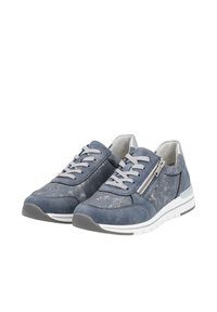 Baskets en daim bleu avec une finition texturée, dotées de lacets gris, d'une fermeture éclaire latérale et d'une semelle d'adhérence blanche. Des accents de brillance métallique sont présents.