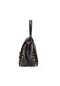 Zwarte leren tas met een gestructureerde afwerking, voorzien van een handvat bovenaan en gouden studs langs de zijkant voor extra detail. Compacte driehoekige vorm.