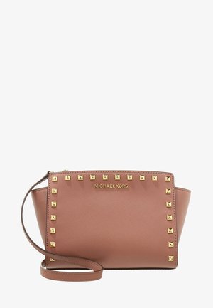 Bruine Michael Kors crossbodytas met gouden studaccenten en bijpassende leren band, rechthoekige vorm met een gestructureerde afwerking.